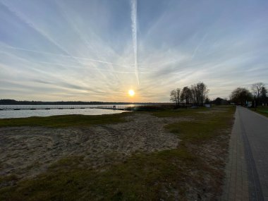 Zachd soca nad jeziorem zim