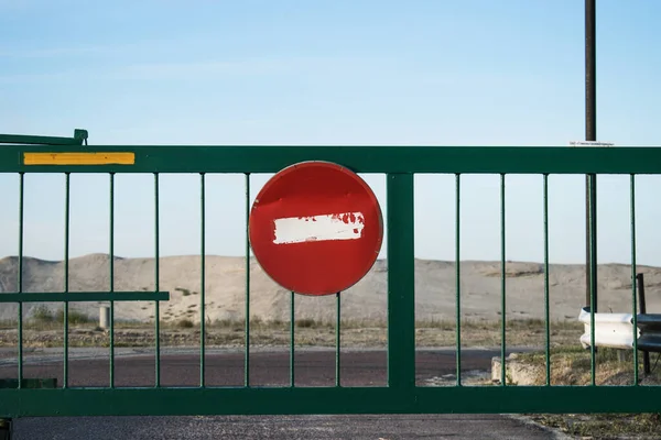 Red Stop Sign Hangs Closed Green Gate Concept Road Safety — Stock Photo, Image