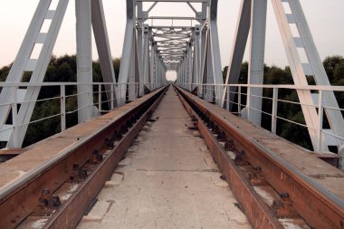 Nehrin üzerinden geçen demiryolu mesafeye doğru gidiyor.