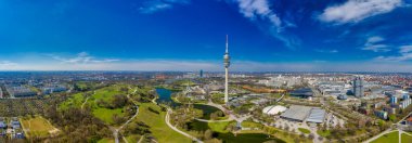 Münih 'te harika bir gün, insansız hava aracı Almanya' nın Bavyera metropolündeki popüler parkta panorama çekti..