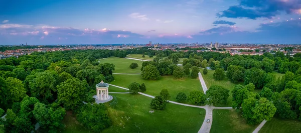 Αεροφωτογραφία πάνω από το Μόναχο και το δημοφιλές Englischer Garten, πολύ πράσινο και συμβολικό υγιές πάρκο της πρωτεύουσας της Βαυαρίας το καλοκαίρι, hot spot τουρισμού. — Φωτογραφία Αρχείου
