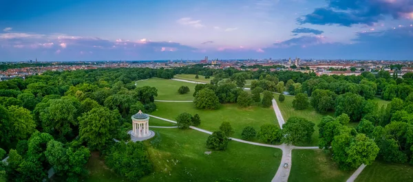 Vista aérea sobre Munique e seu popular Englischer Garten, parque saudável muito verde e simbólico da capital da Baviera no verão, ponto quente do turismo. — Fotografia de Stock