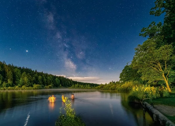 Nadar Por Noche Bajo Impresionante Vía Láctea Con Reflejos Estelares — Foto de Stock