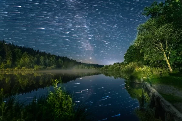 Modus Cometa Estrellas Volando Sobre Hermoso Lago Con Reflejos Noche — Foto de Stock