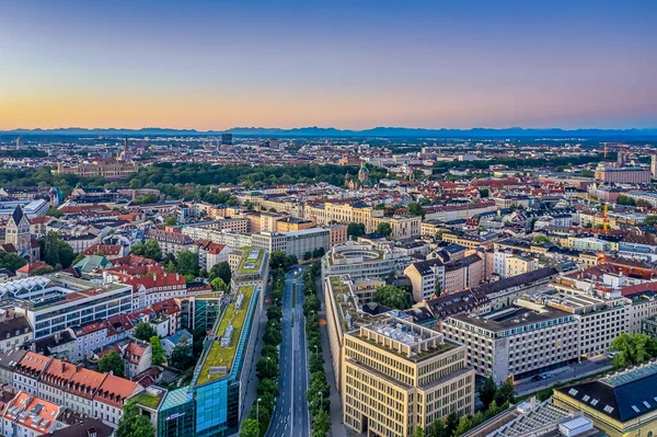 Вид Воздуха Мюнхен Офисами Домами Альпийские Горы Заднем Плане Красивый — стоковое фото