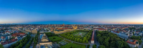 バイエルンの首都ミュンヘン オフィス 緑の公園とドイツの空中 朝の景色 パノラマビューで本物の無人偵察機 — ストック写真