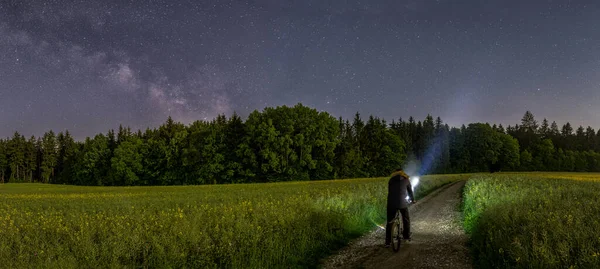 Foto Panorámica Hombre Con Bicicleta Observando Belleza Milkyway Oscuro Cielo — Foto de Stock