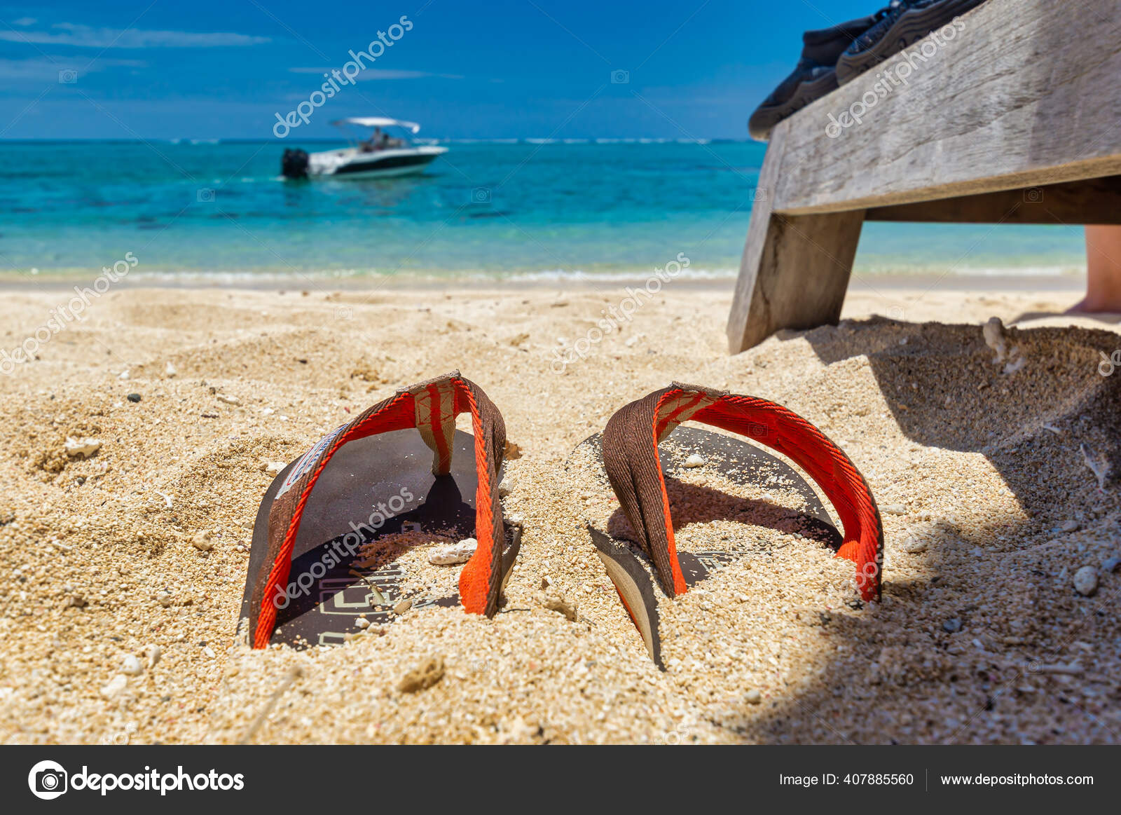 Соло стройной брюнетки с чёрном белье на песчаном пляже