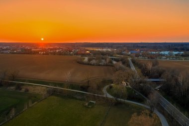 Köyün kıyısında eski bir kilise ve güzel bir günbatımı. Hava görünümü