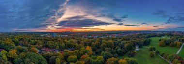 Münih 'te etkileyici bir gün doğumu. Bavyera' nın başkenti Englischer Garten 'a insansız hava aracı saldırısı..