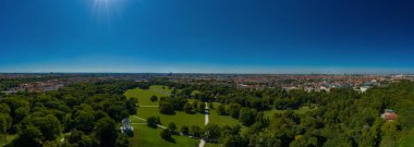Münih 'in üzerinde park manzarası - popüler İngiliz bahçesi yüksek açılı bir bakış açısıyla