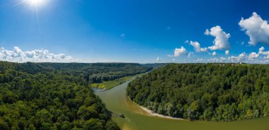 Doğada güzel bir gün, Bavyera 'daki Isar nehrine insansız hava aracı atışı olarak bak.