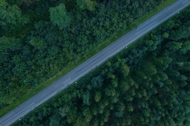 Yukarıdan bakan bir sokak, bir dron tarafından çekiliyor, çapraz çizgi, fotoğrafı iki eşit parçaya bölüyor..