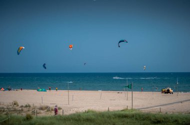 Kumsalda uçurtma sörfü eğlenceli bir hobi.