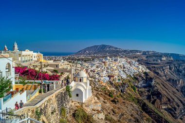 Yazın Santorini ve Imerovigli 'nin harika manzarası, yüksek kayalıklarda evler ve tipik beyaz faşistler..