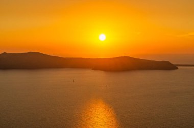 Santorin köyünden gün batımı manzarası Imerovigli deniz kenarındaki kalderanın üzerinde
