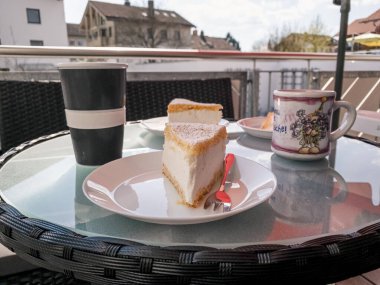 Balkonda kahve ile hazırlanmış kremalı peynirli kek.