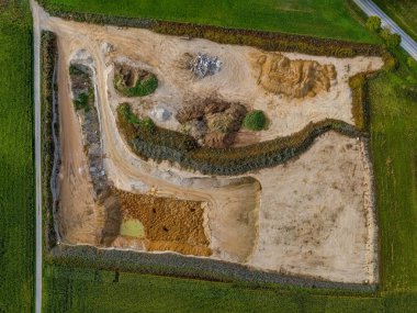 İnşaat alanı yukarıdan kumla dolu..