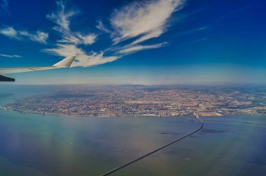 Lizbon 'a bir uçaktan inerek gün içinde Vasco-da-Gama Köprüsü' ne iniş yapmak..