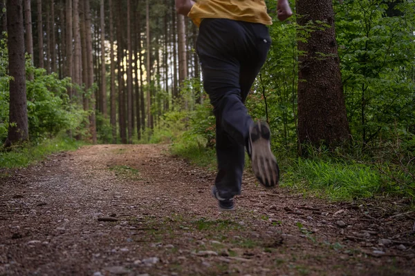 Correr Bosque Verde Escenario Dinámico Hombre Corriendo Solo Mostrando Huevos —  Fotos de Stock