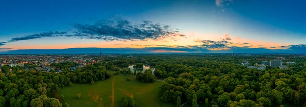 德国著名城市慕尼黑 巴伐利亚 这是一座受欢迎的公园 有着德国著名城市清晨的黎明色彩 是美丽日出的全景天线 — 图库照片