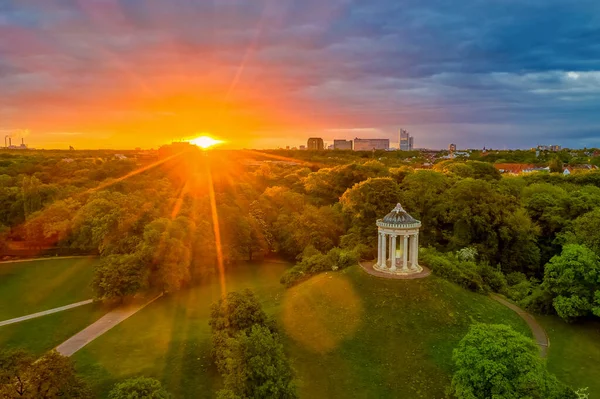 Templo Monopteros Jardim Inglês Munique Alemanha Com Raios Sol — Fotografia de Stock