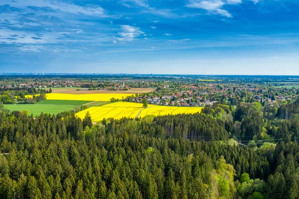 Ufuktaki Köyün Önündeki Büyük Bir Kolza Tohumu Tarlasına Insansız Hava — Stok fotoğraf