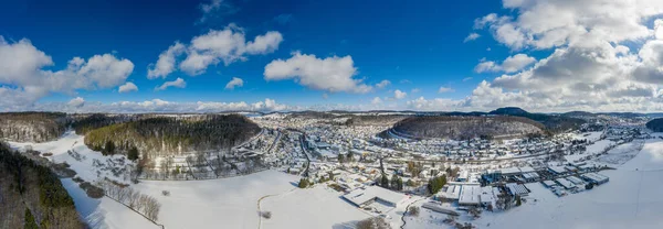 눈내리는 겨울의 이상적 위에서 언덕과 일부와 Swabian Alb — 스톡 사진