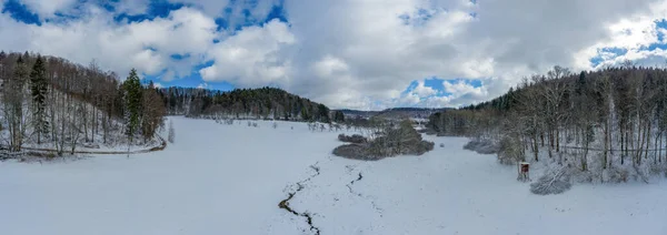 Creek Inverno Idílico Prado Entre Uma Floresta Com Muita Neve — Fotografia de Stock