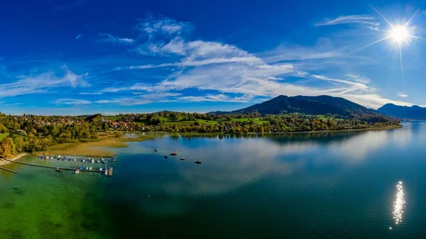 美しい風景の上に空中の景色ウェブでボートと背景にあるアルプスの山々と野蛮Tegernsee — ストック写真