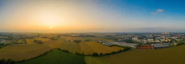 Drone Beelden Zonsopgang Uitzicht Velden Een Nabijgelegen Zakendistrict Bedekt Door — Stockfoto