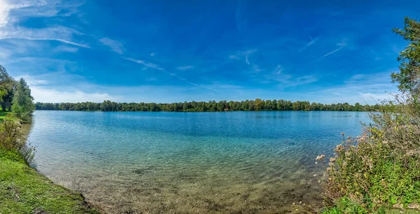 Красивый Спокойный Вид Панорамное Большое Озеро Другой Берег Деревьями — стоковое фото