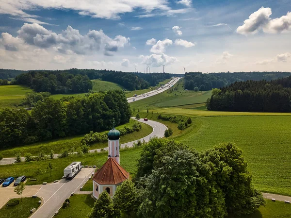 Yazın Güzel Bir Günde Küçük Bir Kilisesi Şapeli Olan Autobahn — Stok fotoğraf