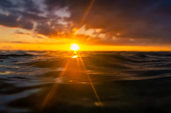 Pôr Sol Vermelho Sobre Mar Rico Nuvens Escuras — Fotografia de Stock