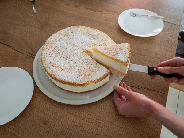Кусочек Пирога Сливочным Сыром Испеченного Моей Женой — стоковое фото