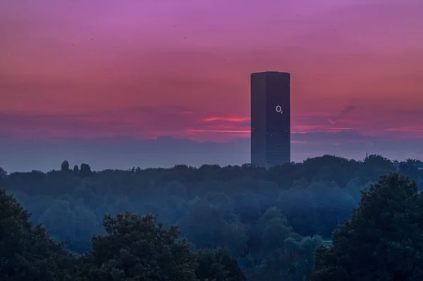 美しいビオレットの夕日でミュンヘンのテレフォニカO2タワー — ストック写真