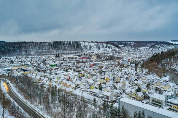 Vista sobre Albstadt, cidade de neve no Alb Schwaebische da alemanha na paisagem branca de inverno em pó cena aérea de um drone. — Fotografia de Stock