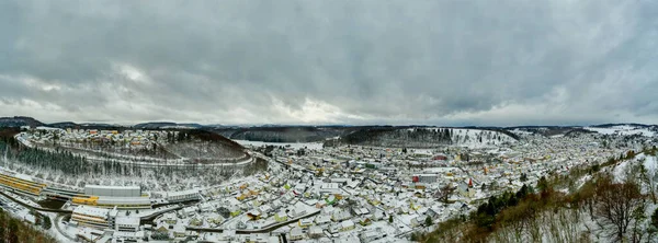 Albstadt, cidade de neve no Alb Schwaebische da Alemanha na paisagem branca de inverno em pó, droneshot como um panorama. — Fotografia de Stock