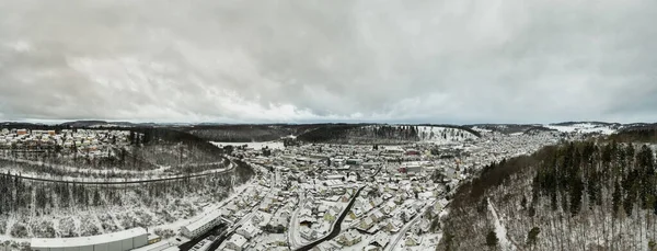 Panorama de Albstadt de cima, cidade de neve no Alb Schwaebische da alemanha na paisagem branca de inverno em pó cena aérea de um drone. — Fotografia de Stock