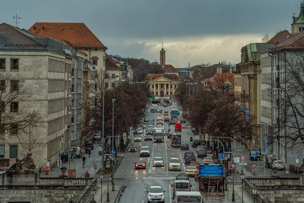 Coches que conducen en una carretera, mucho tráfico en Munich en la Prinzregentenstrasse en la capital bavariana. — Foto de Stock