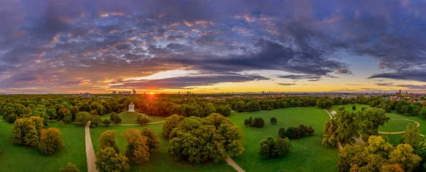 Um maravilhoso nascer do sol sobre o verde popular Englischer Garten da capital bávara Munique. — Fotografia de Stock