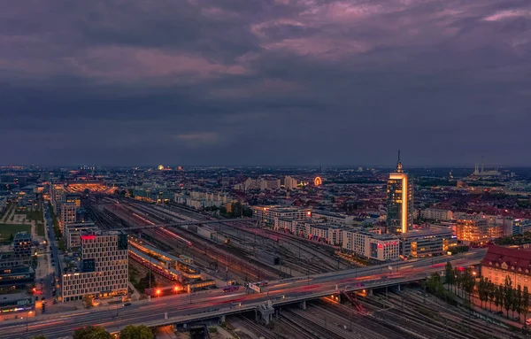 Vista sobre Munique na hora de ponta na ponte Donnersberger com luzes de carros em vista de alto ângulo. — Fotografia de Stock