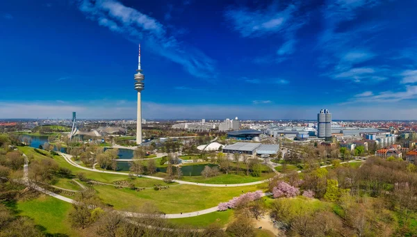 Primavera em Munique, grande drone tiro panorâmico em um marco da cidade da Baviera, baleado por um drone. — Fotografia de Stock