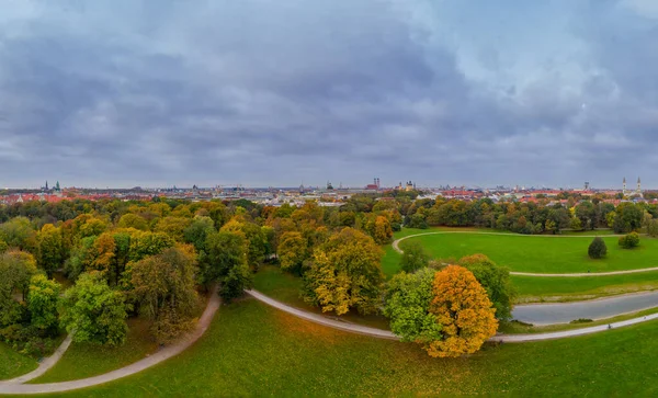 Temporada de otoño en Munichs popular Englischer Garten como una antena con vista despejada hasta la Frauenkirche. — Foto de Stock