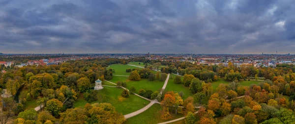 Vista aérea en el tempel monopteros en el Englischer Garten de la metrópoli bavariana Munich. — Foto de Stock