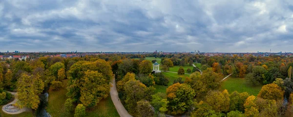 Hermosa vista sobre el pulmón verde, el Jardín Inglés en Munich, aérea disparada por un dron en otoño. — Foto de Stock