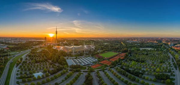 Munique de cima ao nascer do sol, baleado por um drone. — Fotografia de Stock