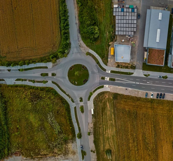 Сверху вниз воздушный вид на кольцевую дорогу на главной дороге в Германии. — стоковое фото