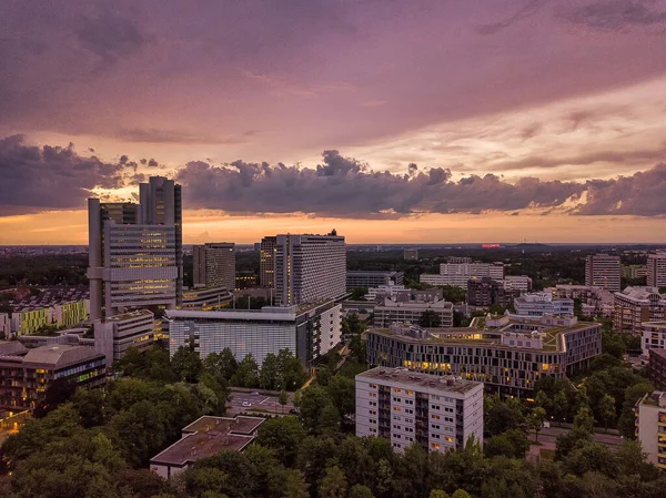 Violett céu sobre Munique, edifícios de escritórios no centro da metrópole da Baviera na Alemanha. — Fotografia de Stock