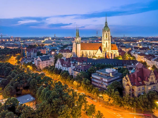 Catedral de San Pablo en Múnich con farolas nocturnas. — Foto de Stock